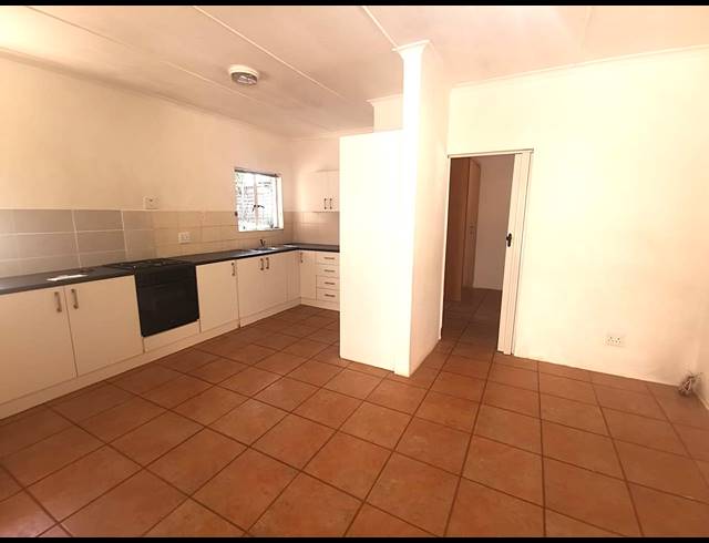 1 BEDROOM FREESTANDING TO LET IN HILLCREST CENTRAL